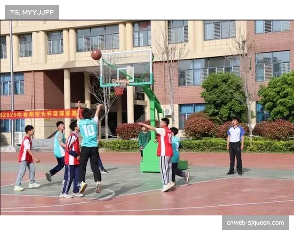 小学生篮球赛现暖心一幕：对手摔倒后主动弃攻，获体育风尚奖