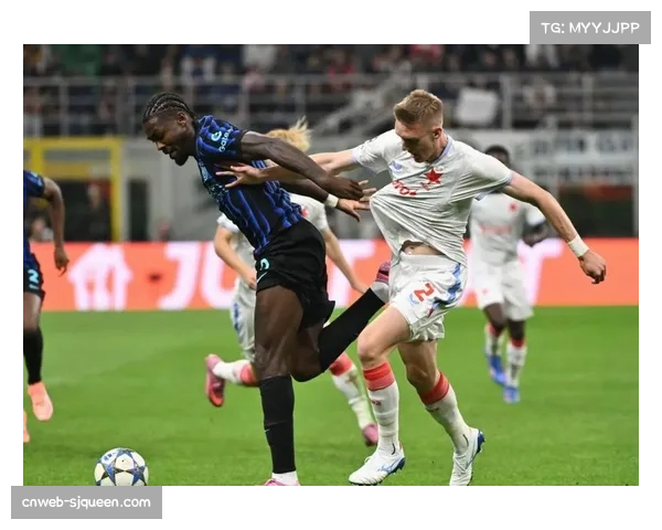 转播画面显示，国际米兰替补席球员通过平板电脑实时查看己方阵型保持情况