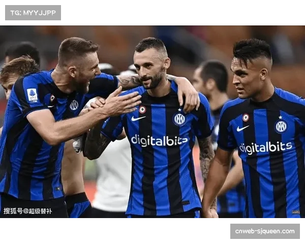 特写：大雨中，小球迷的标语“为欧战而战”在看台上格外醒目